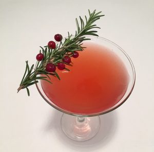 Punainen cocktail leveässä lasissa